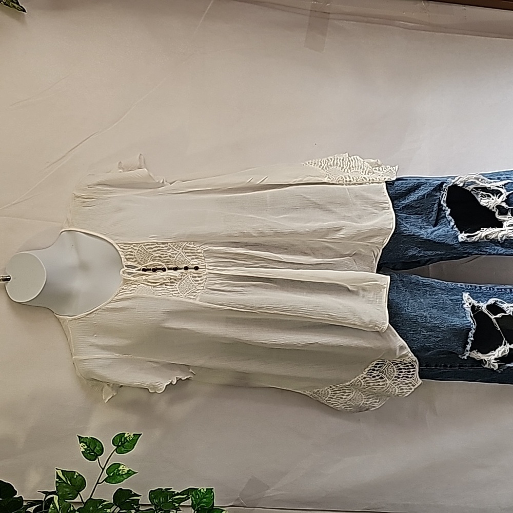 World Unity Asymmetrical Hemline Top. - Picture 2 of 9